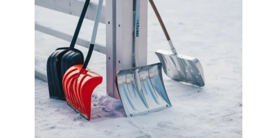 Kādu sniega lāpstu izvēlēties - plastmasas vai metāla?