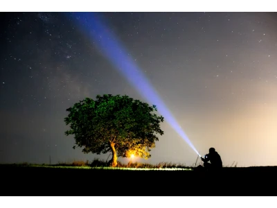 Tumsas sabiedrotais – gaismas lukturis ikdienai un pārgājieniem